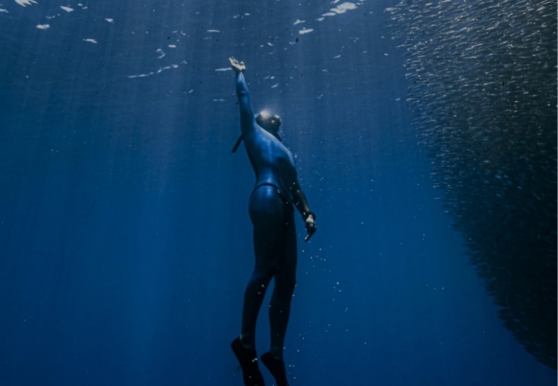 Imagen que contiene agua, deporte, deportes acuáticos, natación

Descripción generada automáticamente