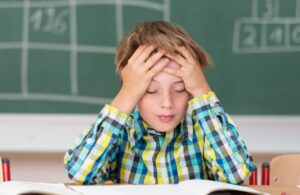 niño estresado inglés