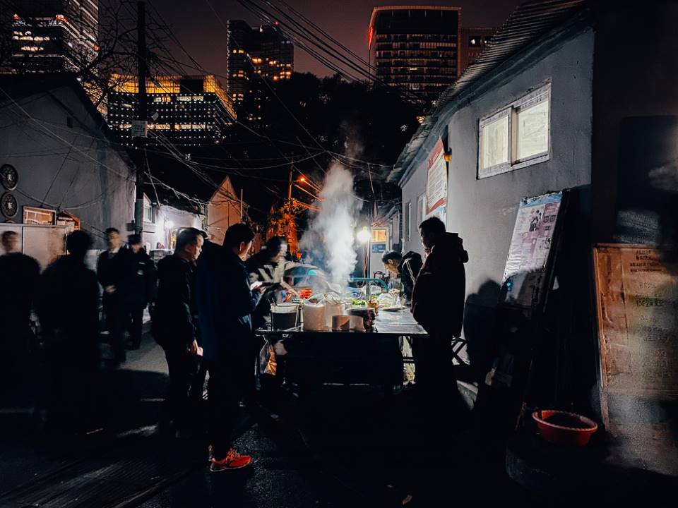 Cocina en directo en una calle oscura.