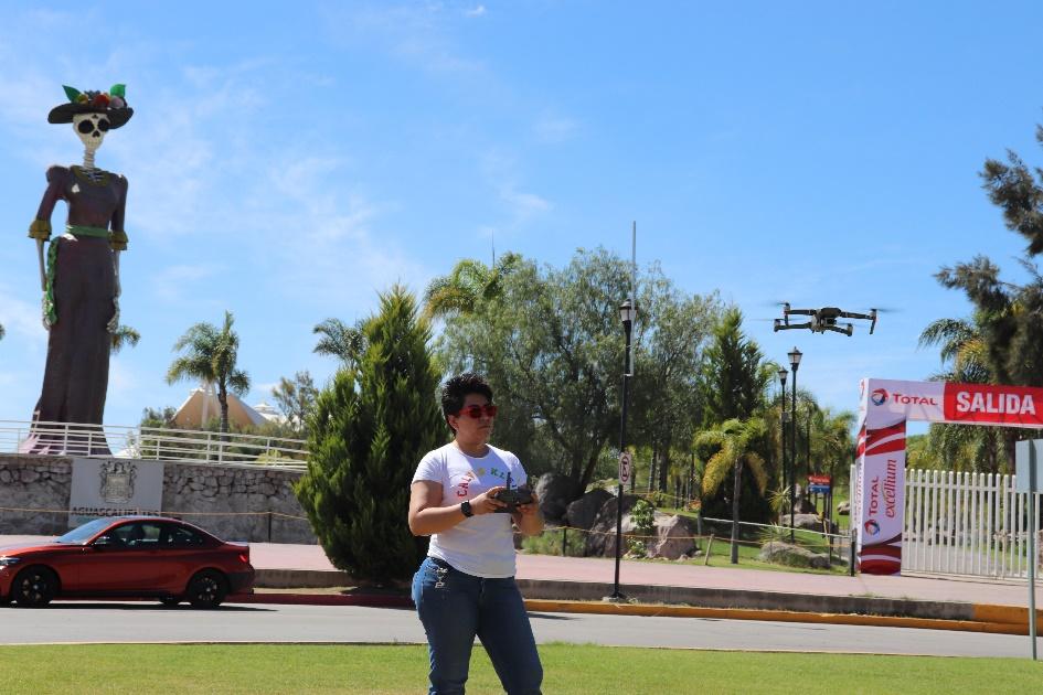 Cuadro de texto: Fernanda Arellano durante vuelos para la restauración de monumentos