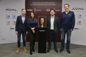 Gracias a Visa, los tarjetahabientes de los bancos de Grupo Aval, podrán conocer de cerca el Trofeo de los Campeones de la Copa Mundial de la FIFA.jpeg