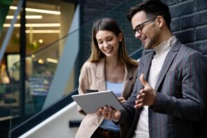 Una persona con un celular en la mano Descripción generada automáticamente con confianza baja