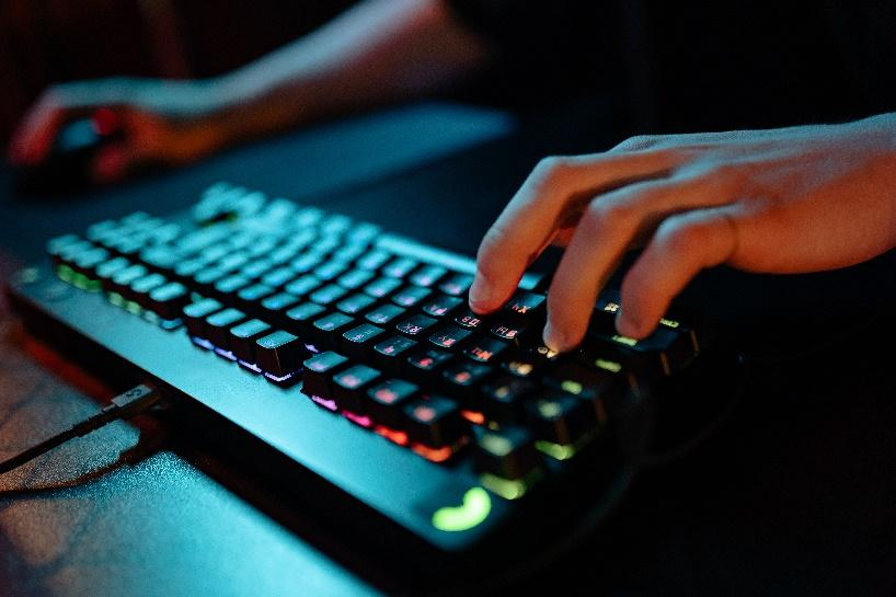 Mano de una persona con un teclado de computadora

Descripción generada automáticamente con confianza media