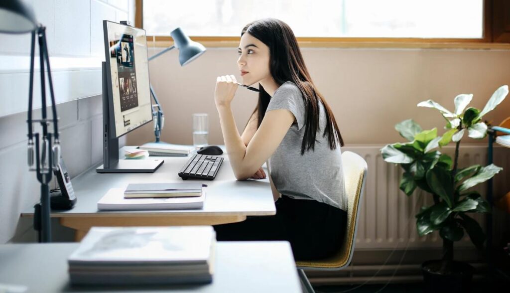 mujer frente a su pc