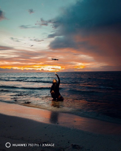 Un atardecer en la playa

Descripción generada automáticamente