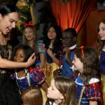 El elenco y los realizadores de Blanca Nieves de Disney celebraron con familia y amigos en el Capitán en Hollywood