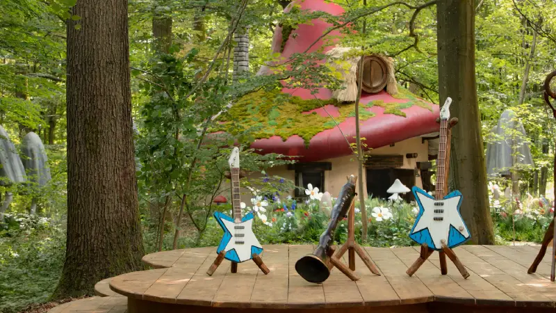Smurfs experience - instruments stage - Airbnb