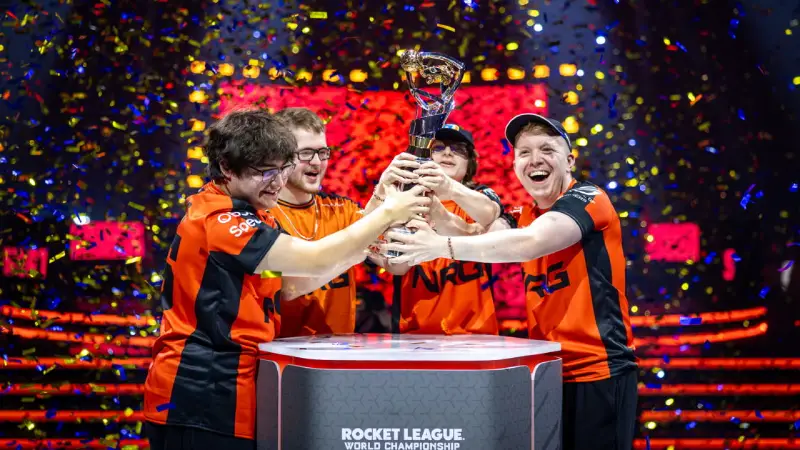 20250914_RLCS_WC_Lyon_Day_5_konkolmichal_Trophy-3