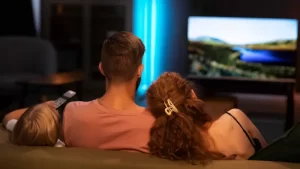 vista-posterior-familia-viendo-tv