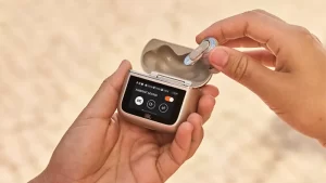 LS_JBL_Tour-Pro-3_Lifestyle-Image_Case_Latte