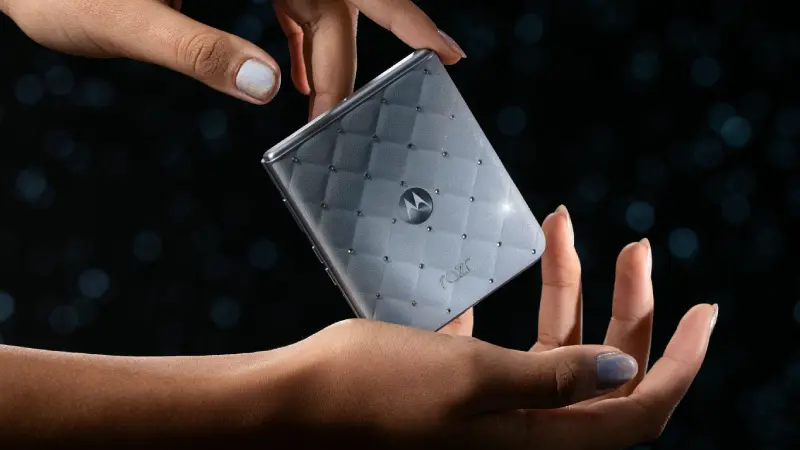 2025_MOTOROLA_RAZR_SWAROVSKI_PHOTOS_15-1