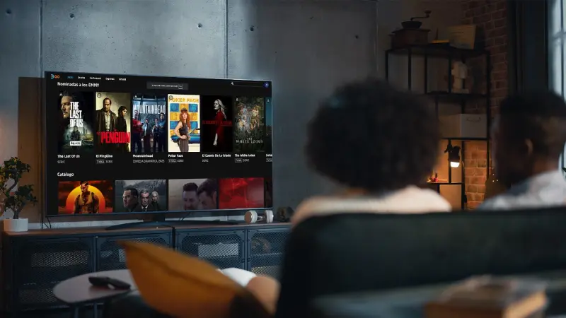 Familia en noche de cine con DIRECTV y DGO