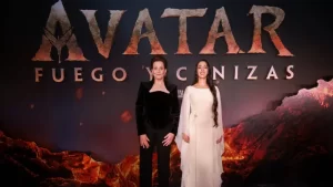 avatar premiere-Two women