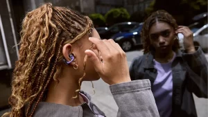 JBL_Soundgear_Clips-lifestyle03-purple