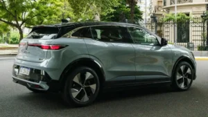 Renault-Megane-E-Tech-lanzamiento-perfil