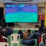 Modo Mundial en Bogotá: Pantalla gigante, camisetas de Messi y Cristiano, y plan familiar gratis